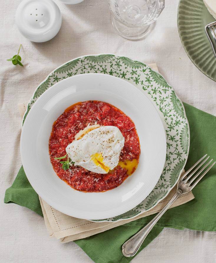 Uova in camicia su pane integrale, salsa di pomodoro e pecorino