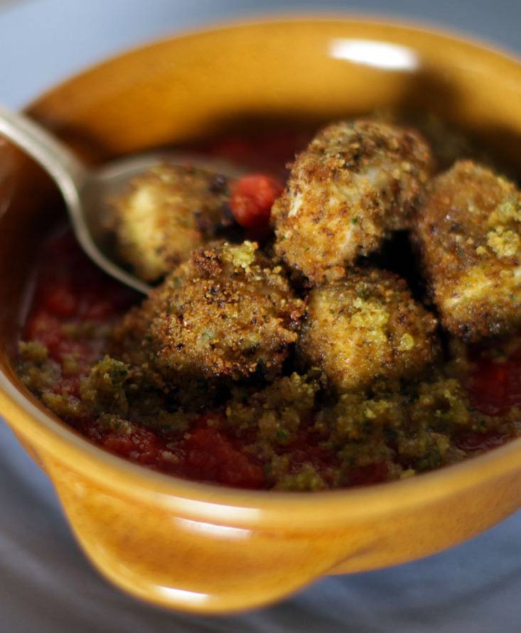 Pechuga de pollo con adobo en salsa de tomate