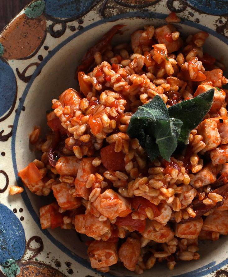 Farro mantecado con salsa de atún de aleta amarilla y salvia frita
