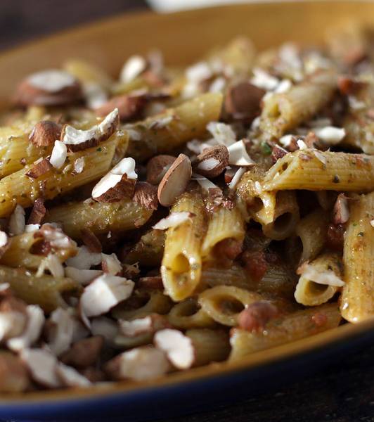 Pennette di mais al pesto rosso di mandorle e basilico