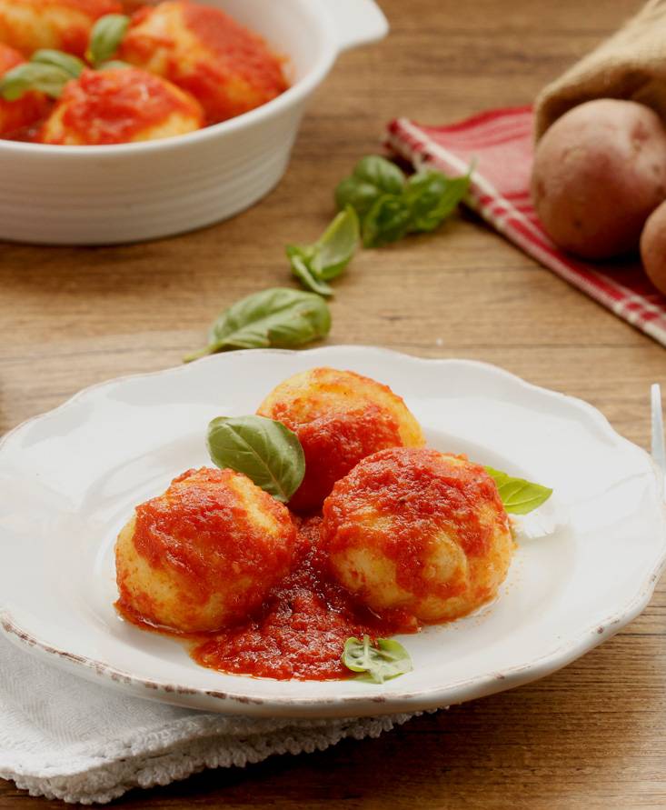 Albóndigas de patatas y cebolla en salsa de tomate