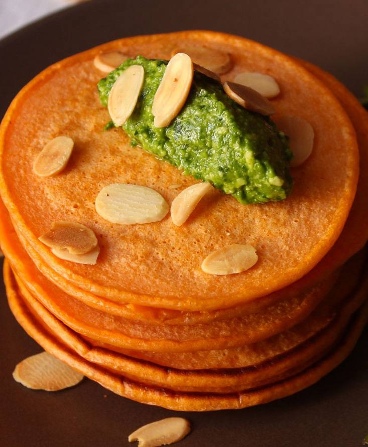 Blinis al pomodoro con crema di rucola alle mandorle