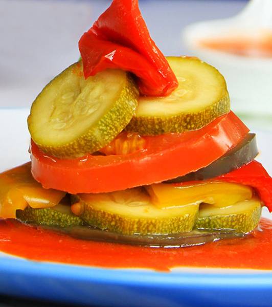 Caponatina senza glutine su dripping di pomodoro