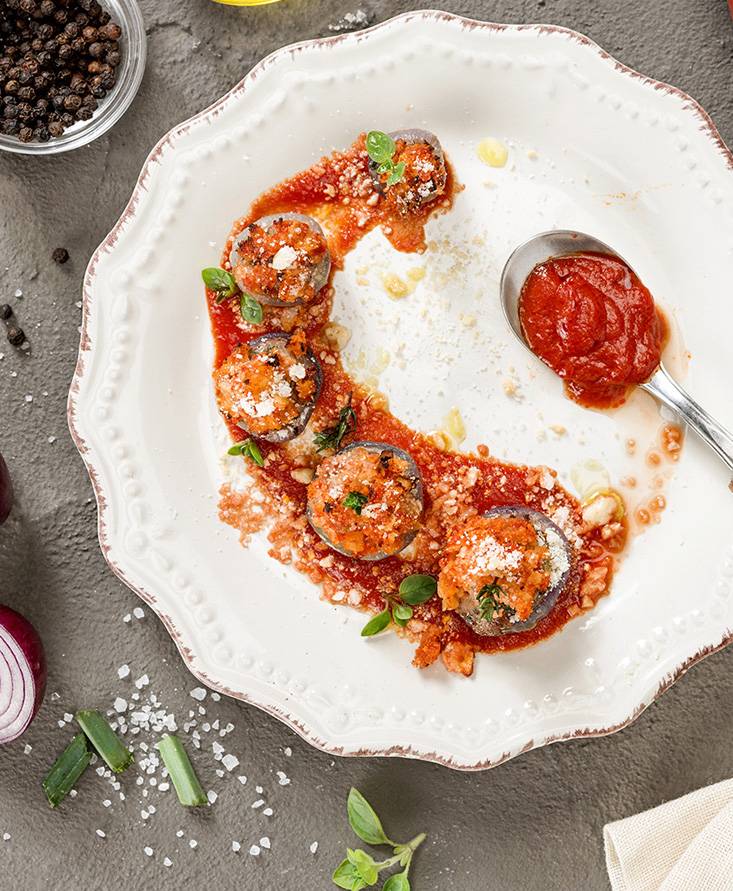 Cipolle ripiene con crumble di pomodoro