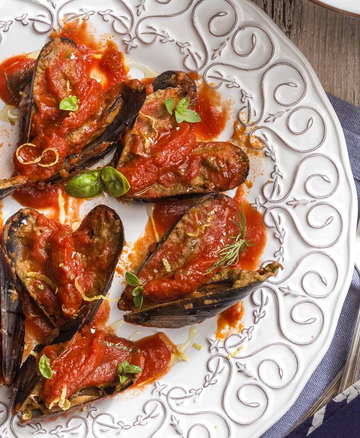 MEJILLONES RELLENOS SOBRE SALSA CONDENSADA DE TOMATE