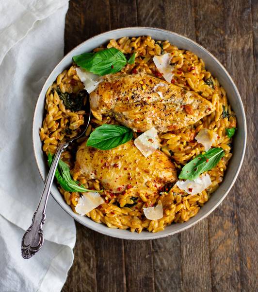Cebada y pollo cremoso con tomate y albahaca