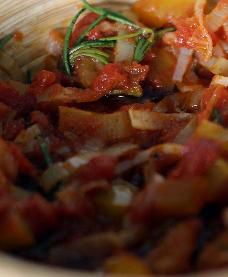 Falafel con crema di pomodoro aromatizzata ai peperoni e origano