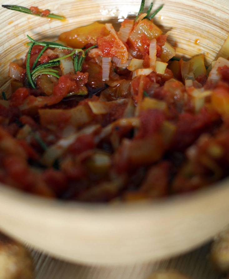 Falafel con crema di pomodoro aromatizzata ai peperoni e origano