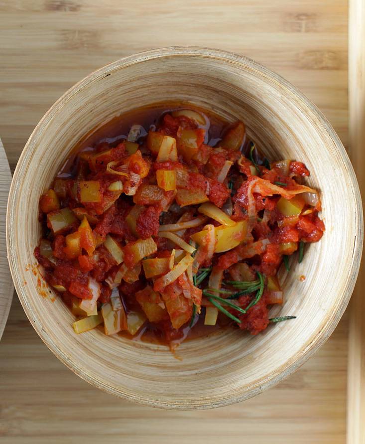 Falafel con crema di pomodoro aromatizzata ai peperoni e origano