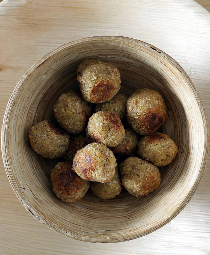 Falafel con crema di pomodoro aromatizzata ai peperoni e origano