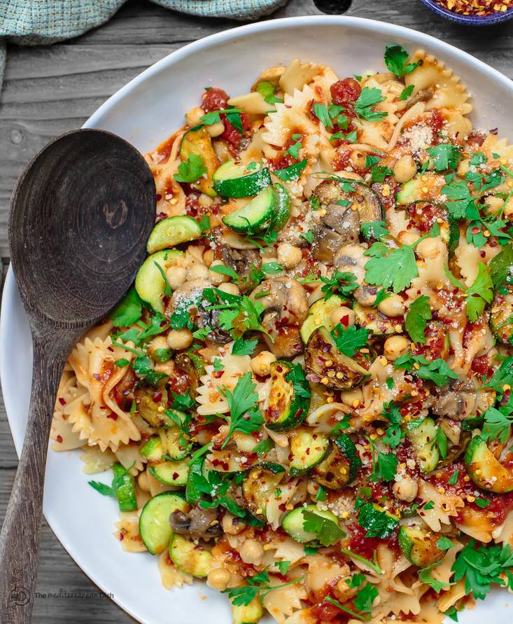 Pasta farfalle con calabacín y garbanzos