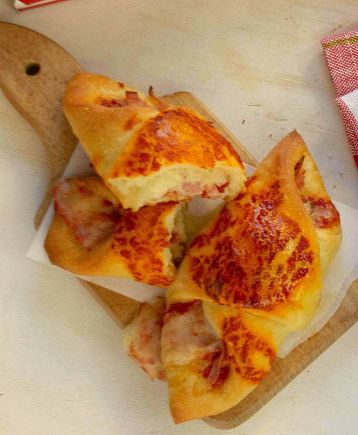 Flauti soffici con prosciutto cotto, provola e passata di pomodoro Pomi