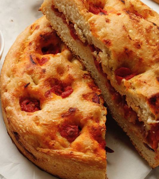 Focaccia al pomodoro con cipolla e olive