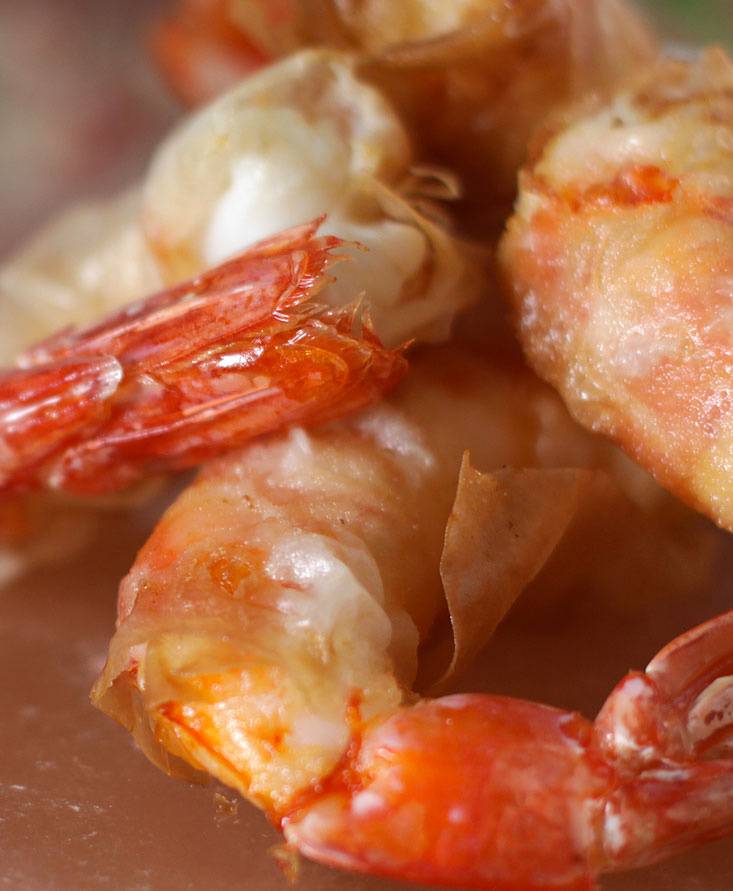 Gambas en pasta filo, con salsa rosa