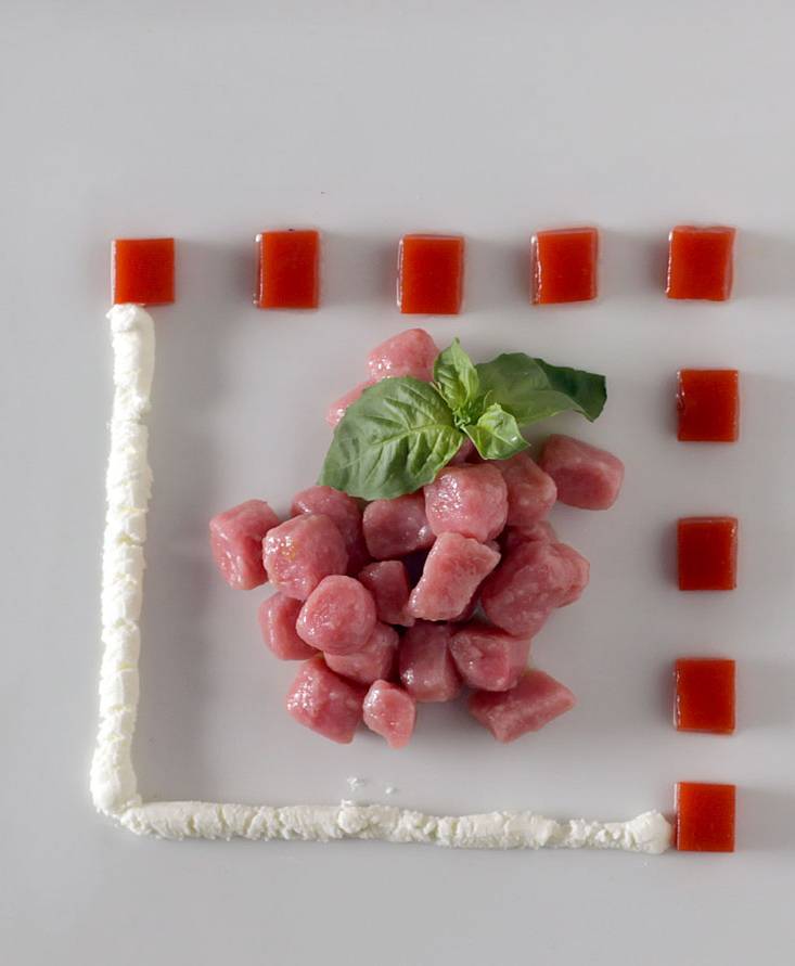 Gnocchi di patate viola con crema al caprino e dadini di gelatina al pomodoro