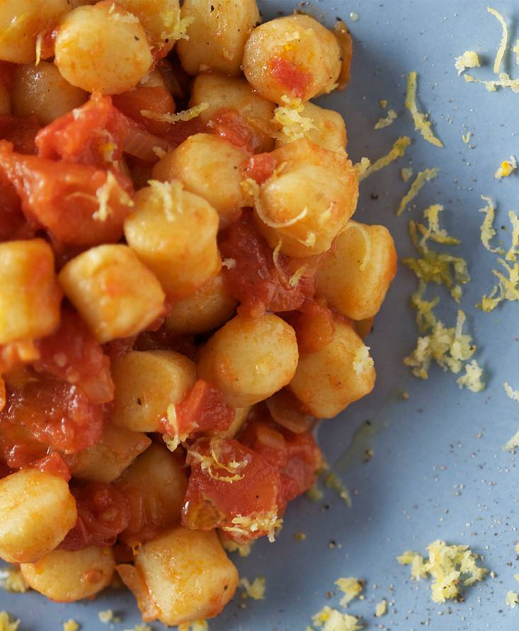 Gnocchi, cubettoni di pomodoro e limone