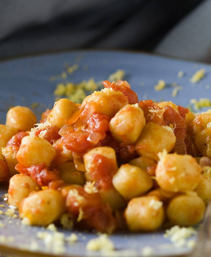 Gnocchi, cubettoni di pomodoro e limone