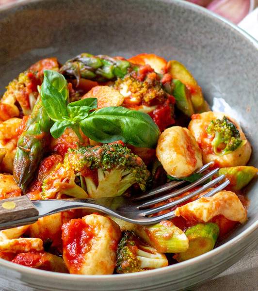 Cazuela de ñoquis con espárragos y brócoli