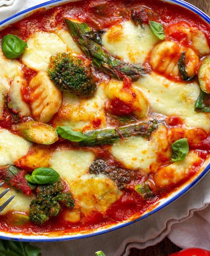 Cazuela de ñoquis con espárragos y brócoli