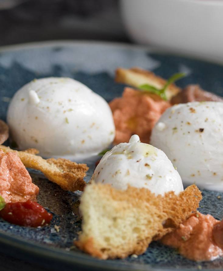 Bocconcini di bufala con spuma di pomodoro, acciughe e pane croccante