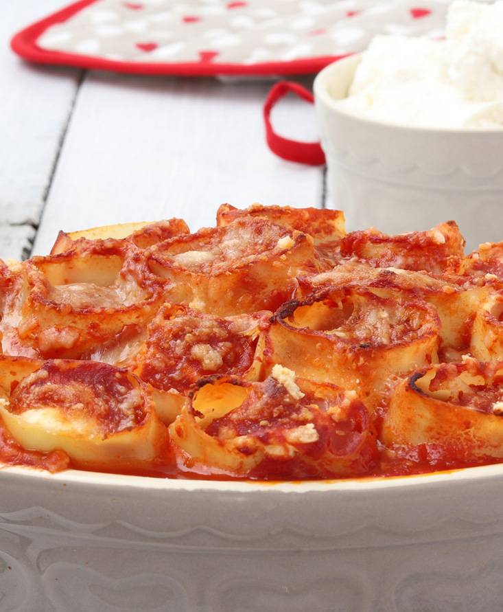 Paccheri ripieni di ricotta al sugo