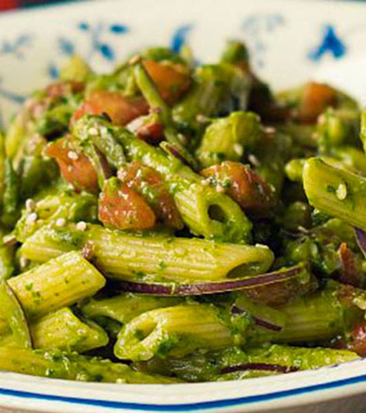 Pasta con pomodorini e pesto di spinaci