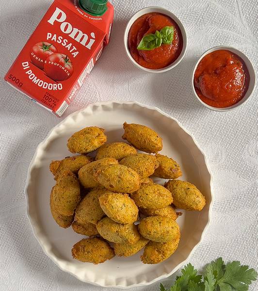Polpette di pane e uova con salsa di pomodoro ai profumi della primavera