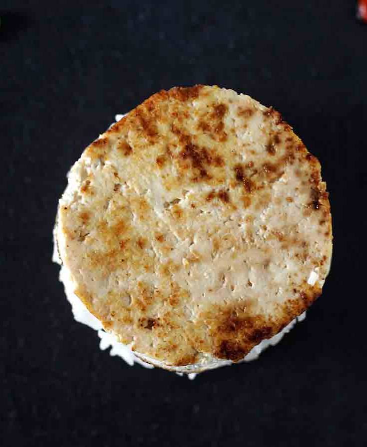 Riso basmati, tofu grigliato e salsina di pomodoro e rucola