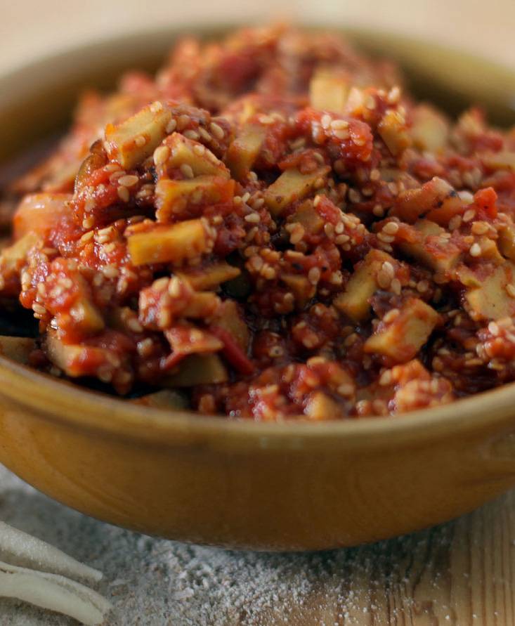 Ragù di seitan e semi di sesamo