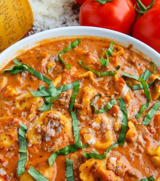 Sopa de tomate con tortellini y carne molida