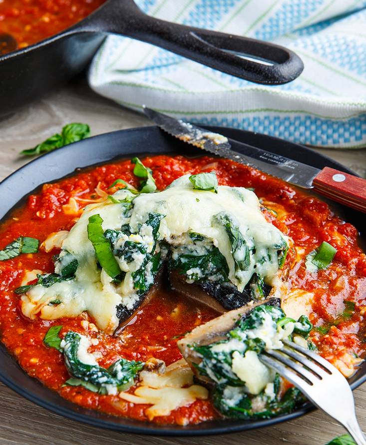 Champiñones Portobello rellenos de espinacas y requesón en salsa de tomate