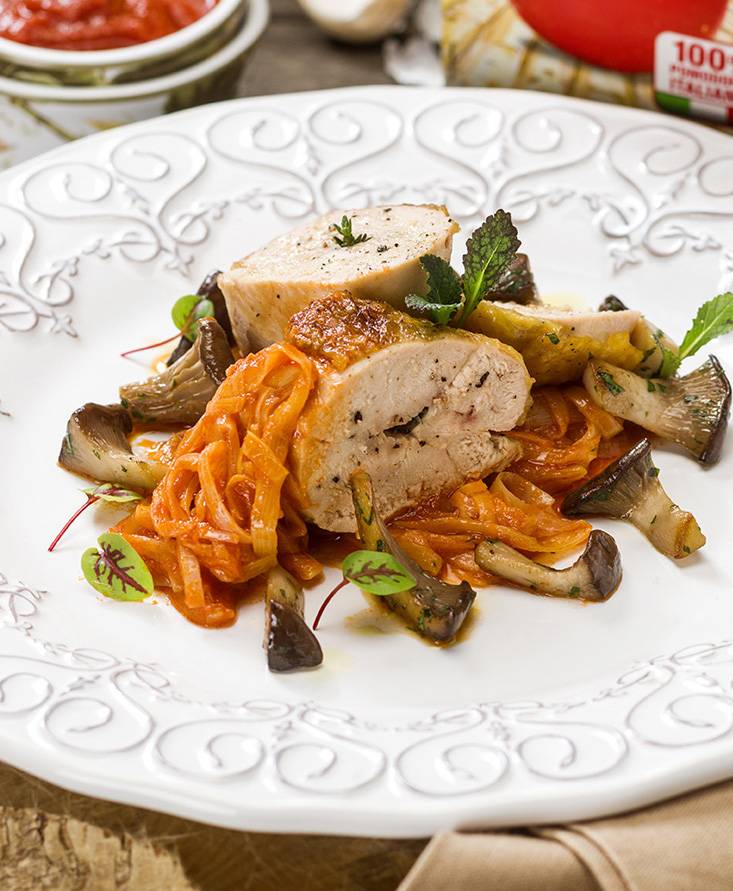 Suprema di faraona con porri stufati al pomodoro e cardoncelli trifolati