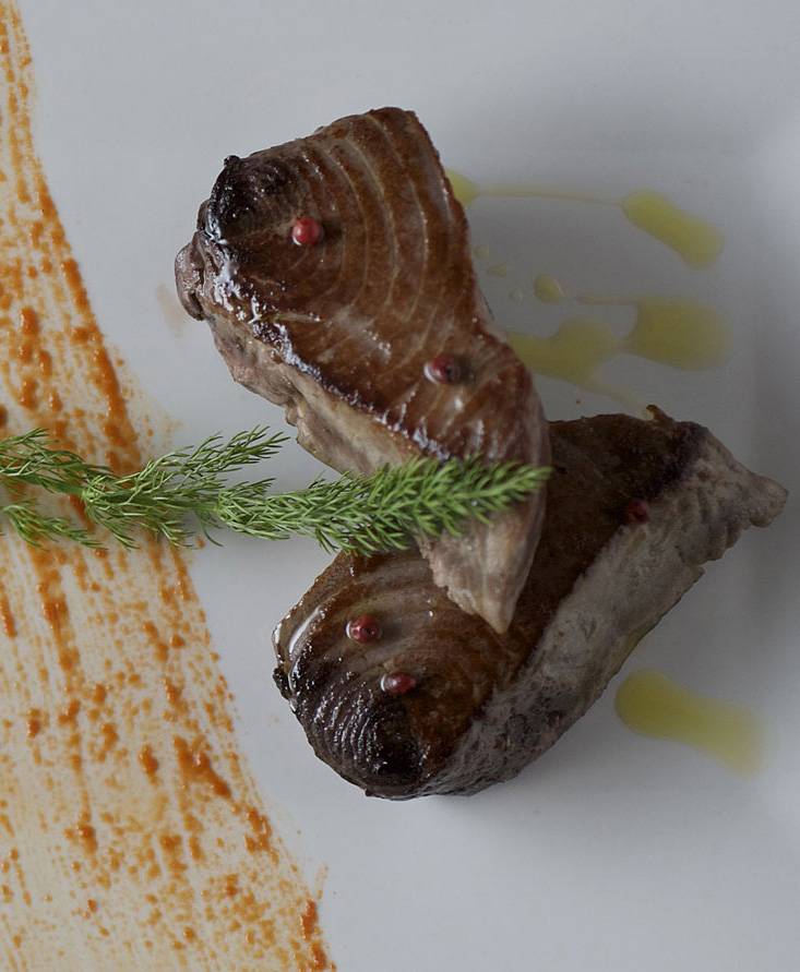 Trancio di tonno fresco al pomodoro, aceto balsamico, pepe rosa e finocchietto