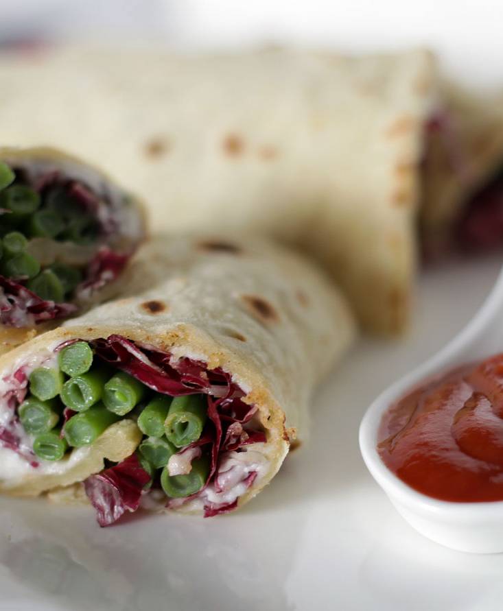 Veggie wrap with seaweed rice-cheese, green beans “scottadito”, red radicchio and Pomì Ketchup