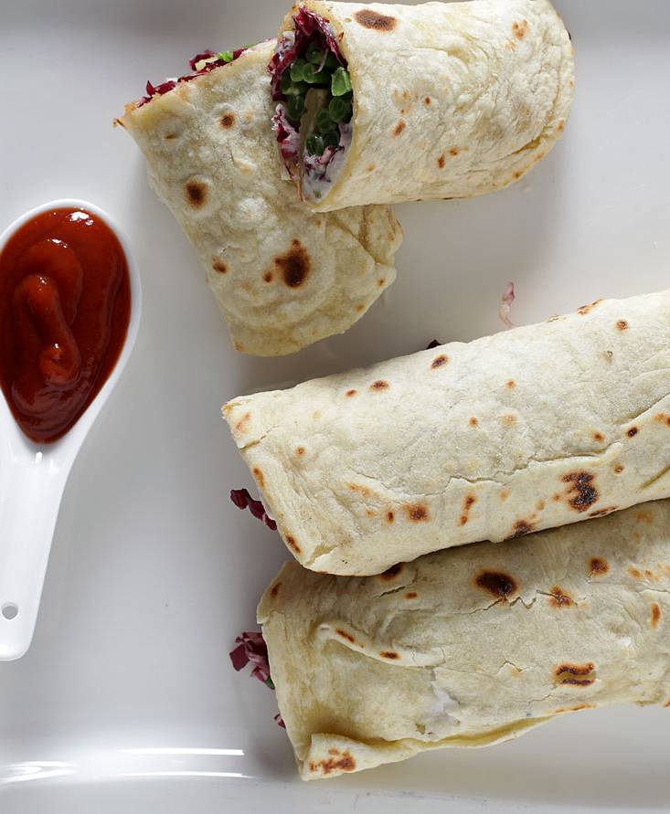 Veggie wrap con formaggio di riso alle alghe, fagiolini scottadito, radicchio rosso e Ketchup Pomì