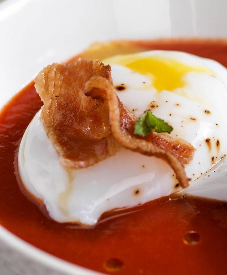 TOMATO CREAM WITH EGG AT LOW TEMPERATURE AND PORK CHEEK